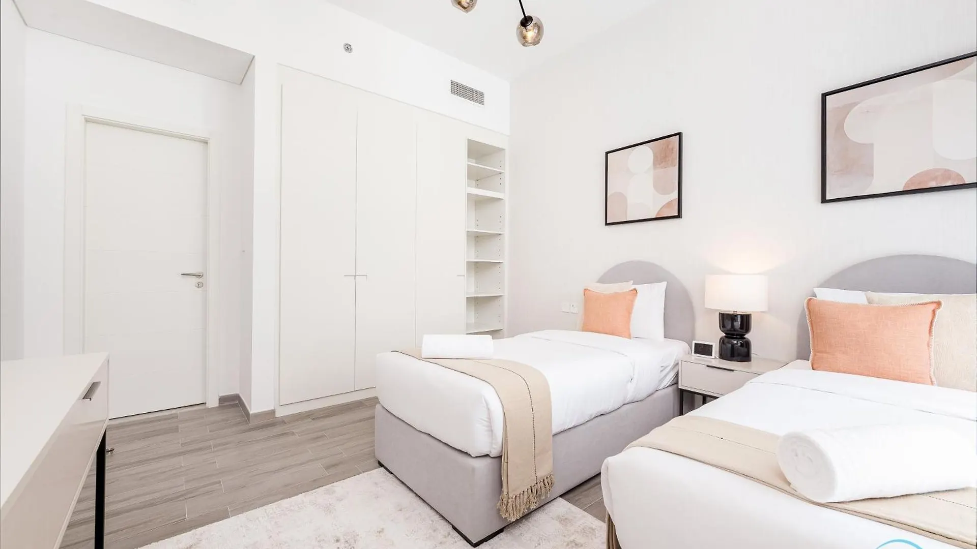 Lovely 2Br At Belgravia Square, Jvc By Deluxe Holiday Homes Dubaj 0*,  Egyesült Arab Emírségek